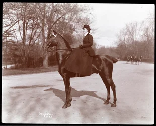 Retrato de la Srta. Beach posando en un caballo en el sendero de Central Park, 1898